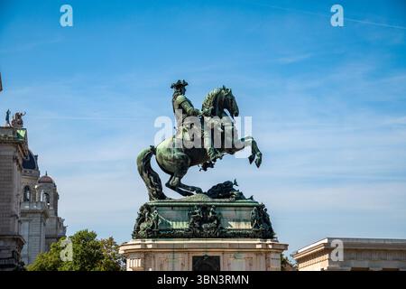 VIENNA, AUSTRIA - 11 AGOSTO 2024 - il famoso monumento equestre dell'arciduca Carlo d'Austria sulla Heldenplatz (Piazza degli Eroi) a Vienna. Foto Stock