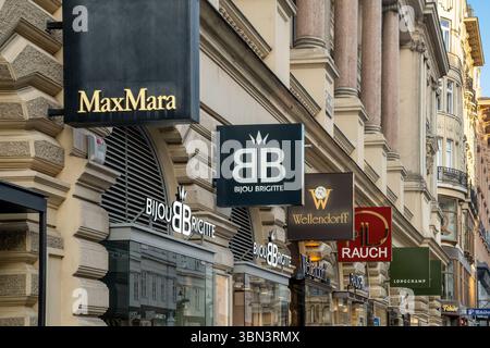 VIENNA, AUSTRIA - 11 AGOSTO 2024 - segni di diversi marchi di moda e gioielleria di lusso in un edificio in una strada commerciale di lusso a Vienna. Foto Stock