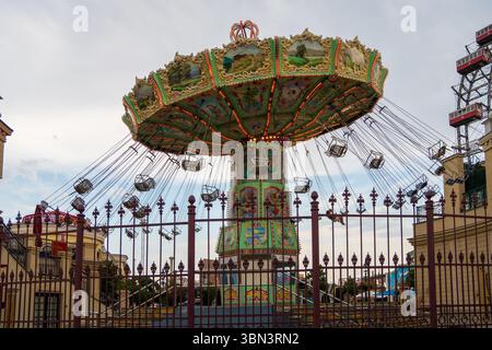 VIENNA, AUSTRIA - 11 AGOSTO 2024: Un giro in giostra d'epoca presso il famoso parco divertimenti Prater di Vienna, una popolare destinazione turistica europea Foto Stock