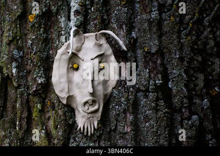 Faccia di mostro sull'albero con spine e verruche affilate. Spirito degli alberi e concetto di fantasia. Spiriti pagani, rituali 20 Foto Stock