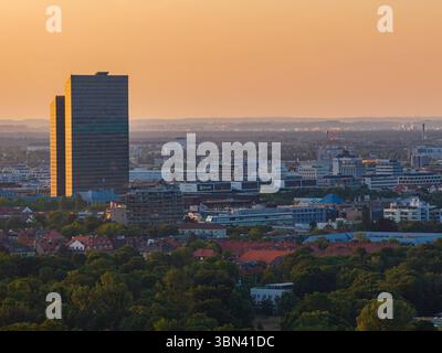 MONACO DI BAVIERA, GERMANIA - 22 GIUGNO 2025: Torri principali e uffici Microsoft a Monaco di Baviera, Germania, le torri principali e il quartier generale Microsoft al tramonto. Foto Stock