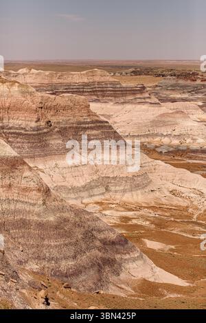 Vista aerea di calanchi colorati e formazioni rocciose a strati Foto Stock