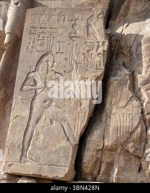 Vista ravvicinata di testi e graffiti sui Colossi di Memnone, porta d'ingresso al Tempio di Amenofi III a Kom el Hetan, sponda occidentale di Luxor, Egitto Foto Stock