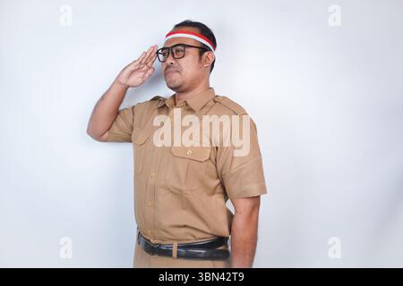 Un uomo funzionari pubblici asiatici o funzionari statali è con uniforme marrone e rosso e bianco cerchietto ordine braccio, posa di saluto . Sul backgrou bianco Foto Stock