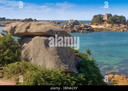 Francia. Brittany. Cotes d'Armor. Tregor. Ploumanac'h (comune di Perros Guirec). La costa di granito rosa. Sullo sfondo: L'isola e il castello Foto Stock