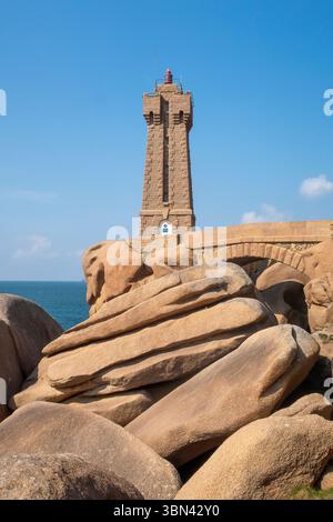 Francia. Brittany. Cotes d'Armor. Tregor. Ploumanac'h (comune di Perros Guirec). La costa di granito rosa. Faro di Ruz Foto Stock