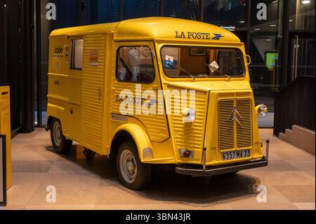 Francia. Parigi. 1° distretto. Rue du Louvre. L'ufficio postale del Louvre. Vecchio furgone postale che decora l'ufficio postale Foto Stock