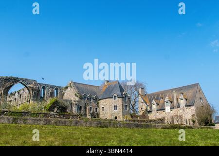 Francia. Brittany. Cotes d'Armor. Beauport Abbey (comune di Paimpol). A sinistra: La facciata est della chiesa abbaziale in rovina; al centro: La chapte Foto Stock