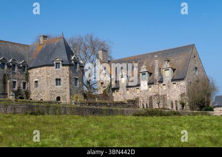 Francia. Brittany. Cotes d'Armor. Beauport Abbey (comune di Paimpol). A sinistra: La casa capitolare, a destra la Salle-au-Duc Foto Stock
