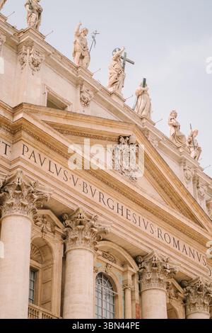 Dettaglio della grande facciata in marmo e delle statue della basilica di San Pietro Foto Stock