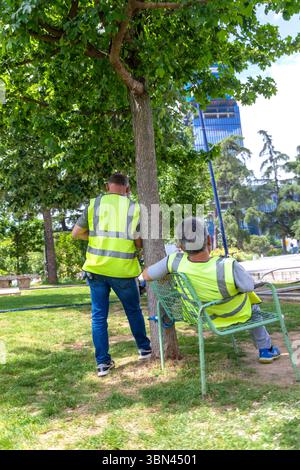 Operai in gilet gialli, si fanno una pausa Foto Stock