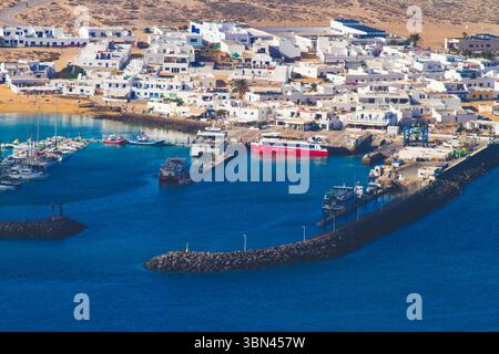 Spagna, Isole Canarie, Lanzarote. Vista di la Graciosa dal Mirador del Rio. Caleta de Sebo Foto Stock