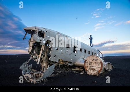 Islanda. Lato sud. Regione di Skogar. Il relitto di un Douglas R4D-8, o Super DC-3 si schiantò nel 1972 nella pianura di Sólheimasandur Foto Stock