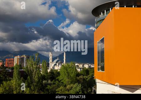 Tirana, Albania. La Piramide di Tirana, ex Museo Enver Hoxha. Sullo sfondo, la grande moschea di Tirana, la Moschea di Namazgah Foto Stock