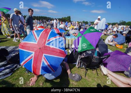 Londra, Regno Unito. 30 giugno 2025. Migliaia di appassionati di tennis senza zecche fanno la fila con il clima torrido di Londra, Regno Unito. 30 giugno 2025. Gli appassionati di tennis fanno la fila nel tempo torrido nel giorno di apertura più caldo dei campionati di tennis di Wimbledon, dato che le temperature sono previste per raggiungere i 34 gradi celsius. Amer Ghazzal/Alamy Live News Foto Stock