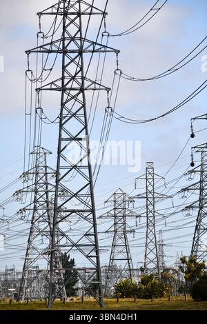 Fili e tralicci elettrici ad alta tensione a Christchurch, nuova Zelanda Foto Stock