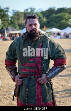 Ladispoli (RM), Italia - 28 giugno 2025: Il Drakkar Viking Fest è una storica rievocazione vichinga. Tipico guerriero vichingo che indossa abiti d'epoca, in Foto Stock