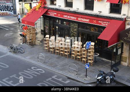 Parigi, Stati Uniti. 29 giugno 2025. Al mattino, i marciapiedi sono quasi vuoti e le sedie sono impilate fino all'orario di apertura nel corso della giornata. (Credit Image: © Mark Hertzberg/ZUMA Press Wire) SOLO PER USO EDITORIALE! Non per USO commerciale! Foto Stock
