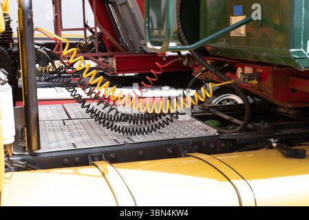 Tubi flessibili pneumatici per l'erogazione di aria compressa dal trattore al rimorchio. Accessori per auto, parti di ricambio per auto, tubi gialli, rossi e neri. Foto Stock