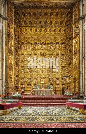La pala d'altare principale della cattedrale di Siviglia vanta 44 rilievi e oltre 200 figure policrome, che mostrano la sua grandezza e la sua storia. Foto Stock