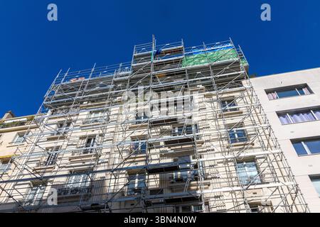 Francia, ile-de-France, Parigi, edificio in costruzione con impalcatura sulla facciata Foto Stock