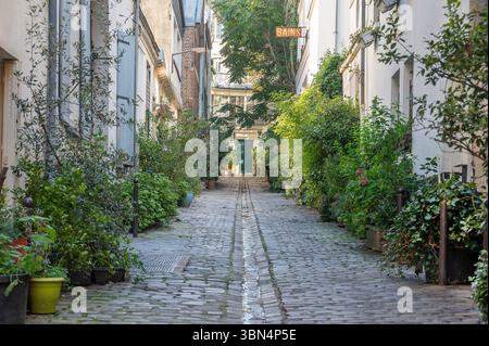 Francia. Parigi. diciottesimo arrondissement. Pigalle. Cite du Midi, discreta, tranquilla, nascosta e lastricata che si affaccia su Boulevard de Clichy Foto Stock