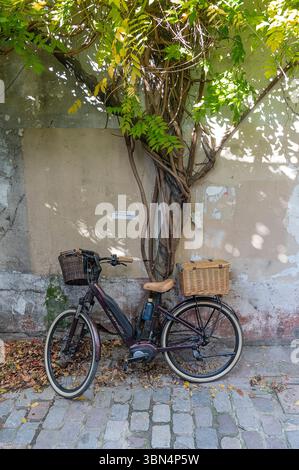 Francia. Parigi. diciottesimo arrondissement. Pigalle. Citate Veron, tranquillo, impasse acciata che si affaccia su Boulevard de Clichy. Foto Stock