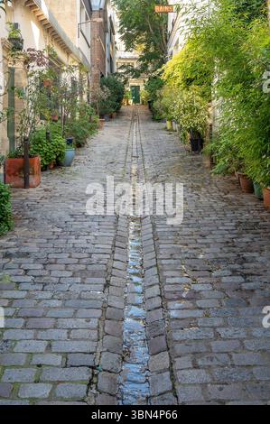 Francia. Parigi. diciottesimo arrondissement. Pigalle. Cite du Midi, discreta, tranquilla, nascosta e lastricata che si affaccia su Boulevard de Clichy Foto Stock
