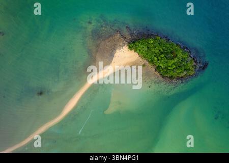 Vista aerea del sentiero di sabbia che conduce alla piccola isola, Phang Nga Bay, Thailandia Foto Stock