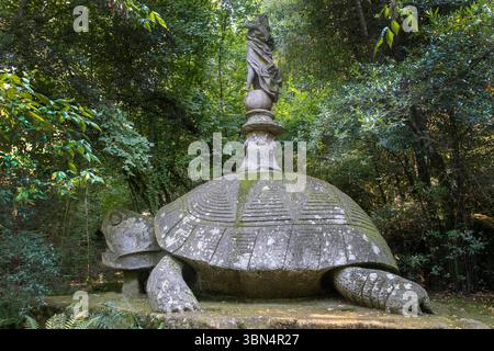 Italia. Lazio. I giardini di Bomarzo. Conosciuto anche come Sacro Bosco o Monster Park. xvi secolo. Statua di una tartaruga gigante * Italia. Lazio. I giardini Foto Stock