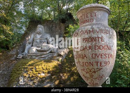 Italia. Lazio. I giardini di Bomarzo. Conosciuto anche come Sacro Bosco o Monster Park. xvi secolo. Statua di Nettuno che protegge una sorgente d'acqua viva Foto Stock