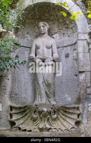 Italia. Lazio. I giardini di Bomarzo. Conosciuto anche come Sacro Bosco o Monster Park. xvi secolo. Fontana d'Iside * Italia. Lazio. I giardini di Bo Foto Stock