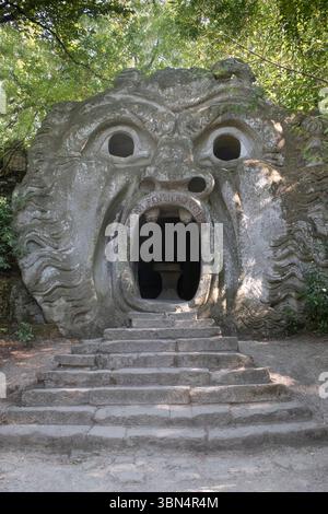 Italia. Lazio. I giardini di Bomarzo. Conosciuto anche come Sacro Bosco o Monster Park. xvi secolo. L'orco o l'ingresso all'inferno. Sopra l'ingresso i. Foto Stock
