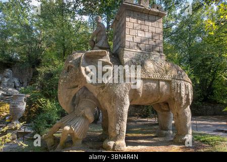 Italia. Lazio. I giardini di Bomarzo. Conosciuto anche come Sacro Bosco o Monster Park. xvi secolo. Statua un elefante dell'esercito di Annibale che solleva una Roma Foto Stock