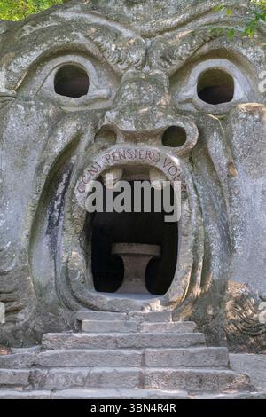 Italia. Lazio. I giardini di Bomarzo. Conosciuto anche come Sacro Bosco o Monster Park. xvi secolo. L'orco o l'ingresso all'inferno. Sopra l'ingresso i. Foto Stock