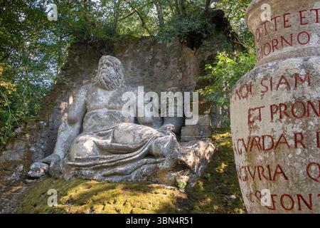 Italia. Lazio. I giardini di Bomarzo. Conosciuto anche come Sacro Bosco o Monster Park. xvi secolo. Statua di Nettuno che protegge una sorgente d'acqua viva Foto Stock