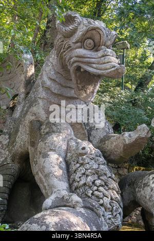 Italia. Lazio. I giardini di Bomarzo. Conosciuto anche come Sacro Bosco o Monster Park. xvi secolo. Statua del drago * Italia. Lazio. I giardini di Bomarzo. Foto Stock