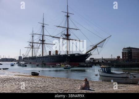 Portsmouth Historic Dockyard, dove è ormeggiata la HMS Warrior, fregata corazzata a vapore da 40 cannoni costruita per la Royal Navy nel 1859–1861, Hampshire, Regno Unito Foto Stock