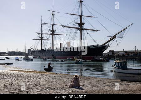 Portsmouth Historic Dockyard, dove è ormeggiata la HMS Warrior, fregata corazzata a vapore da 40 cannoni costruita per la Royal Navy nel 1859–1861, Hampshire, Regno Unito Foto Stock