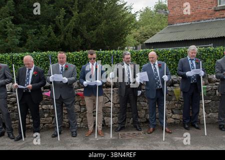 La leale Laurel e Crown Lodge. Parwich, gli Oddfellows con i loro bastoni bianchi e guanti cantano l'Ode di apertura alla melodia di Stoccarda fuori dal Sycamore Inn all'inizio della parata. Robert Clarke, che è il leale presidente di Parwich Laurel Lodge (centro con bastone viola). Parwich si sveglia la settimana. Parwich, Derbyshire, Inghilterra 1 luglio 2023 UK 2020s HOMER SYKES Foto Stock