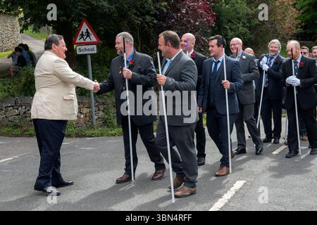 Inghilterra, tradizione, cultura, tradizione. Anni '2020 Regno Unito. Parwich, Oddfellows. Robert Shields dà il benvenuto a Oddfellows nella sua casa, Parwich Hall durante la Parwich Wakes Week. Parwich, Derbyshire, Inghilterra 1 luglio 2023 UK 2020s HOMER SYKES Foto Stock