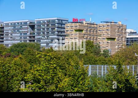 Francia, ile-de-France, Parigi, 17° arrondissement. Quartiere ecologico di Clichy-Batignolles. Hotel Ibis Paris 17 Clichy-Batignolles Foto Stock