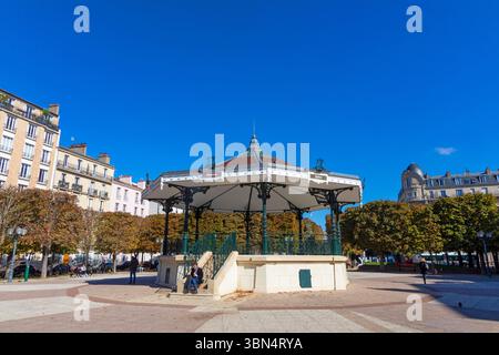 Francia, Ile-de-France, Hauts-de-Seine. Clichy-la-Garenne. Place des Martyrs de l'Occupation Allemande, tribuna Foto Stock