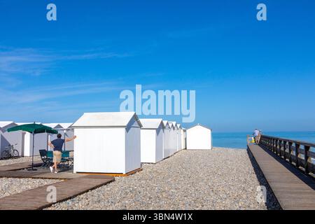 Francia, Normandia, Hauts de France, somme, Mers les Bains. Le capanne bianche sulla spiaggia di ciottoli Foto Stock