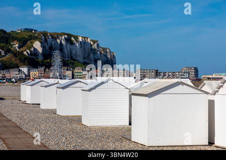 Francia, Normandia, Hauts de France, somme, Mers les Bains. Le capanne bianche sulla spiaggia di ciottoli Foto Stock
