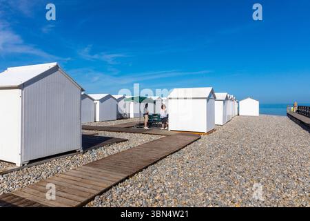 Francia, Normandia, Hauts de France, somme, Mers les Bains. Le capanne bianche sulla spiaggia di ciottoli Foto Stock
