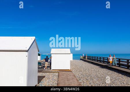 Francia, Normandia, Hauts de France, somme, Mers les Bains. Le capanne bianche sulla spiaggia di ciottoli Foto Stock