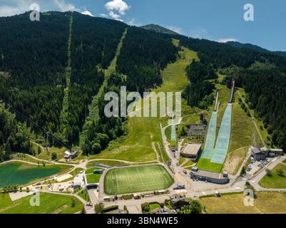 Francia, Alvernia-Rodano-Alpi, Savoia, Courchevel. Courchevel 1300. Lago Praz. Pista olimpica di salto con gli sci di Courchevel Foto Stock