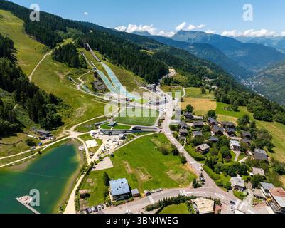 Francia, Alvernia-Rodano-Alpi, Savoia, Courchevel. Courchevel 1300. Lago Praz. Pista olimpica di salto con gli sci di Courchevel Foto Stock