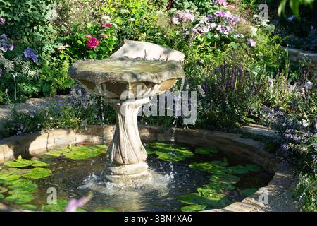 East Molesey, Regno Unito. 30 giugno 2025. Show Garden, le tre Grazie della Galizia progettate da Nilufer Danis al RHS Hampton Court Garden Festival 2025. Il giardino onora tre influenti donne spagnole del XIX secolo – Rosalía de Castro, Emilia Pardo Bazán e Concepción Arenal – celebrando i loro contributi come poeti, romanziere, pensatori e naturalisti, evidenziando al contempo il loro patrimonio condiviso dalla Galizia. Crediti: Maureen McLean/Alamy Live News Foto Stock